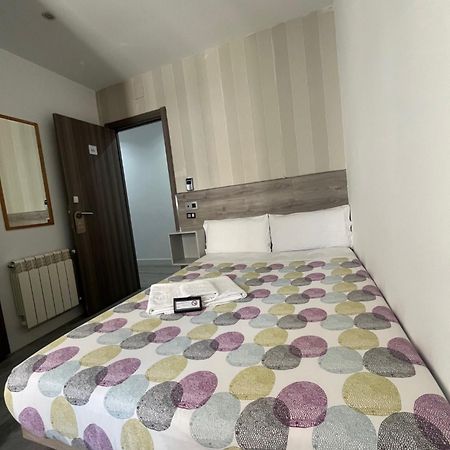 Hostal Abril Madrid Exterior foto