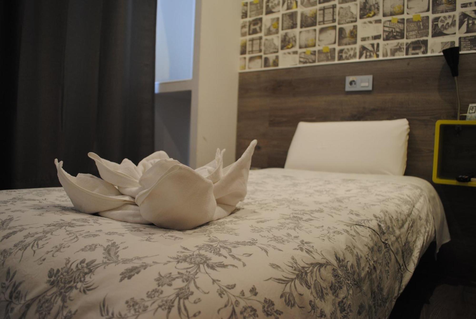 Hostal Abril Madrid Exterior foto